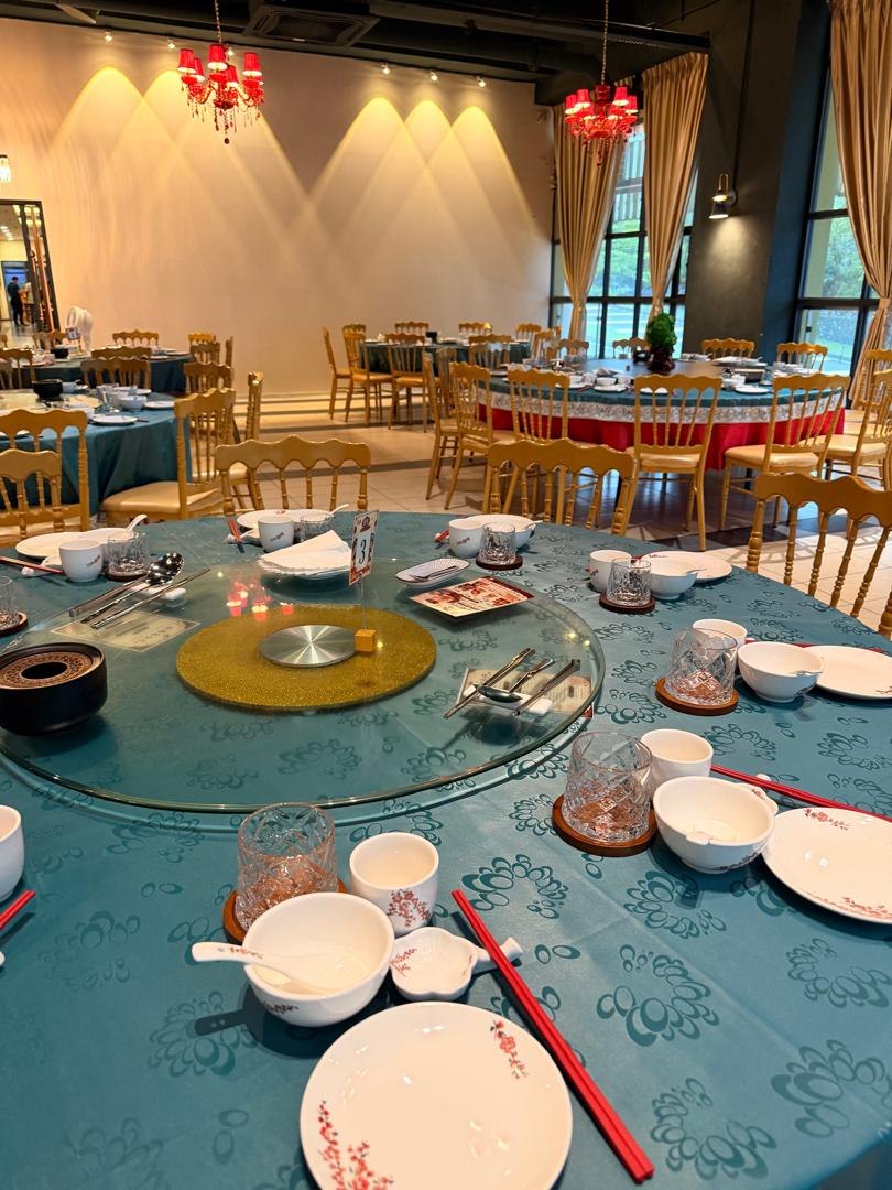 桂粤宴会厅圆桌餐具布置